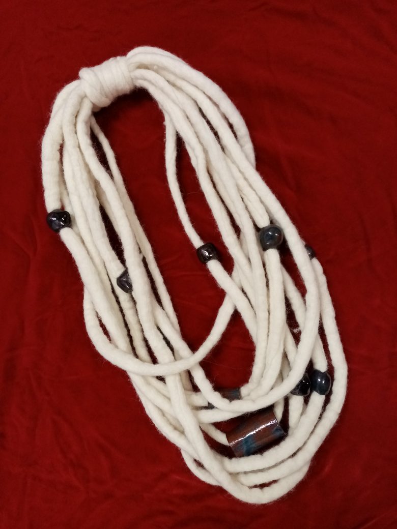 Collana bianca in lana cardata infeltrita, con inserti in terracotta vetrificata