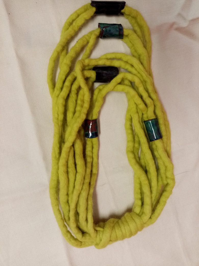 Collana verde in lana cardata infeltrita, con inserti in terracotta vetrificata